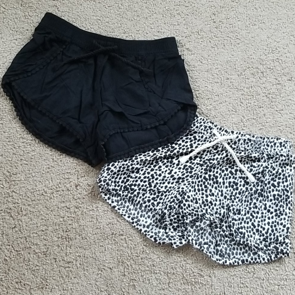 ❤️4/$20 Two Pair Old Navy Black/White Shorts